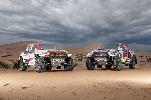Toyota presenta su alineación de tres coches para el Dakar 2023