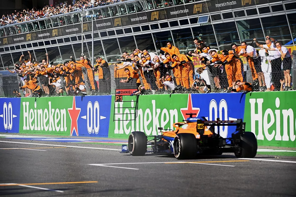 Daniel Ricciardo, McLaren MCL35M, 1st position, takes victory to the delight of his team on the pit wall