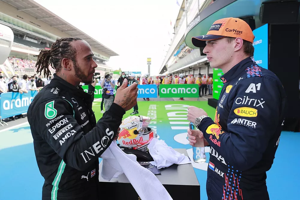 Ganador Lewis Hamilton, Mercedes y el segundo lugar Max Verstappen, Red Bull Racing, en Parc Ferme