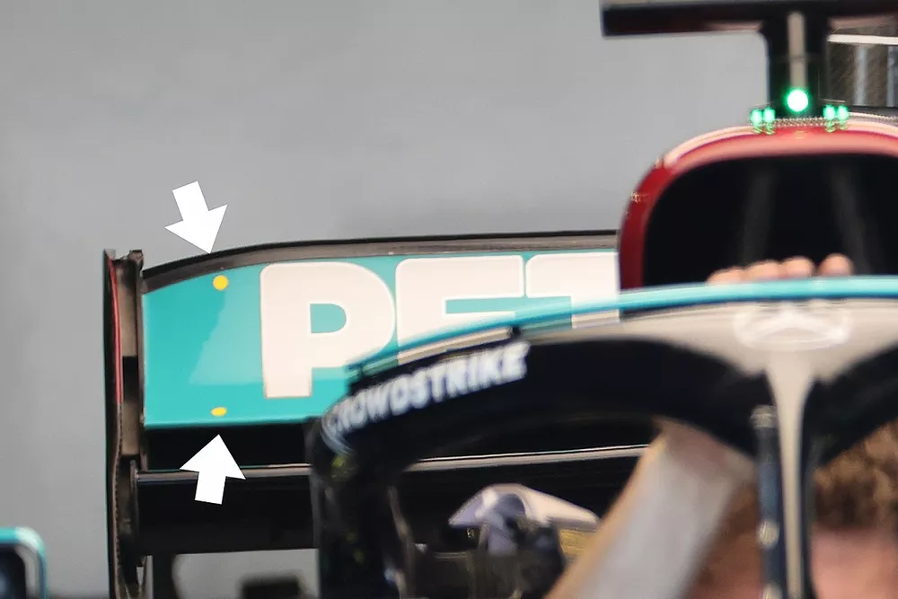 Gros plan sur l'aileron arri&egrave;re de la Mercedes F1 W12