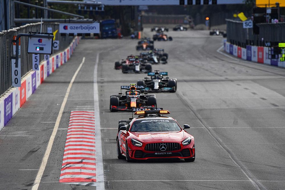 El Safety Car al frente de Sergio Pérez, Red Bull Racing RB16B, Lewis Hamilton, Mercedes W12 en el reinicio
