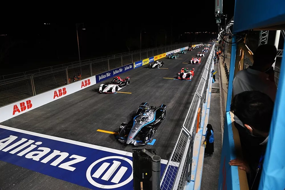 1018462887-LAT-20210226-EPS701_170628SB3_1613