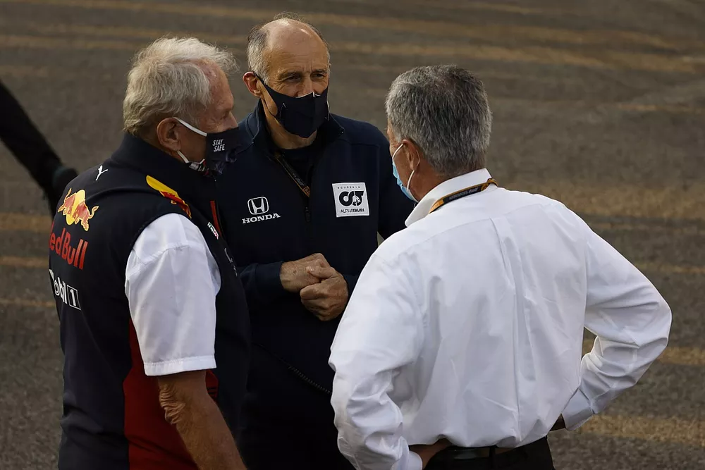 Helmut Marko, Consultant, Red Bull Racing, Franz Tost, Team Principal, AlphaTauri, and Chase Carey, Chairman, Formula 1, on the grid