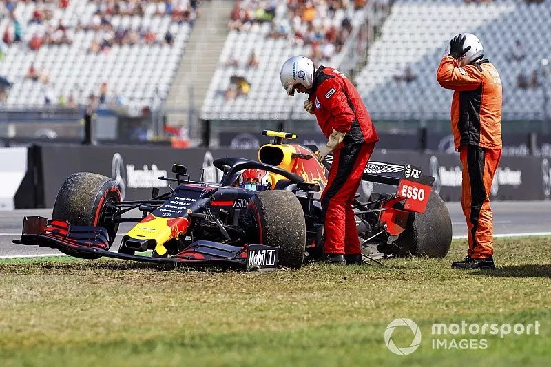 Oficiales de pista atienden a Pierre Gasly, Red Bull Racing RB15 después de chocar en la PL2