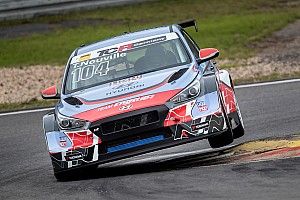 Neuville gana en su primera carrera en circuito