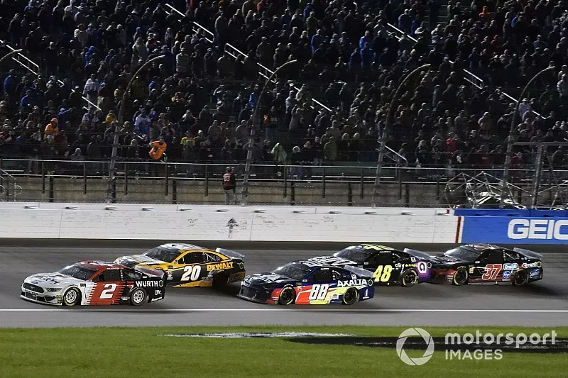  Brad Keselowski, Team Penske, Ford Mustang Wurth and  Erik Jones, Joe Gibbs Racing, Toyota Camry DeWalt