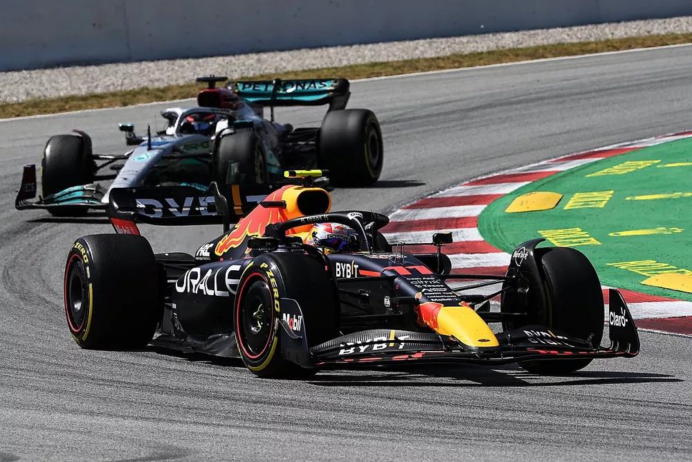 Sergio P&eacute;rez, Red Bull Racing RB18, George Russell, Mercedes W13 