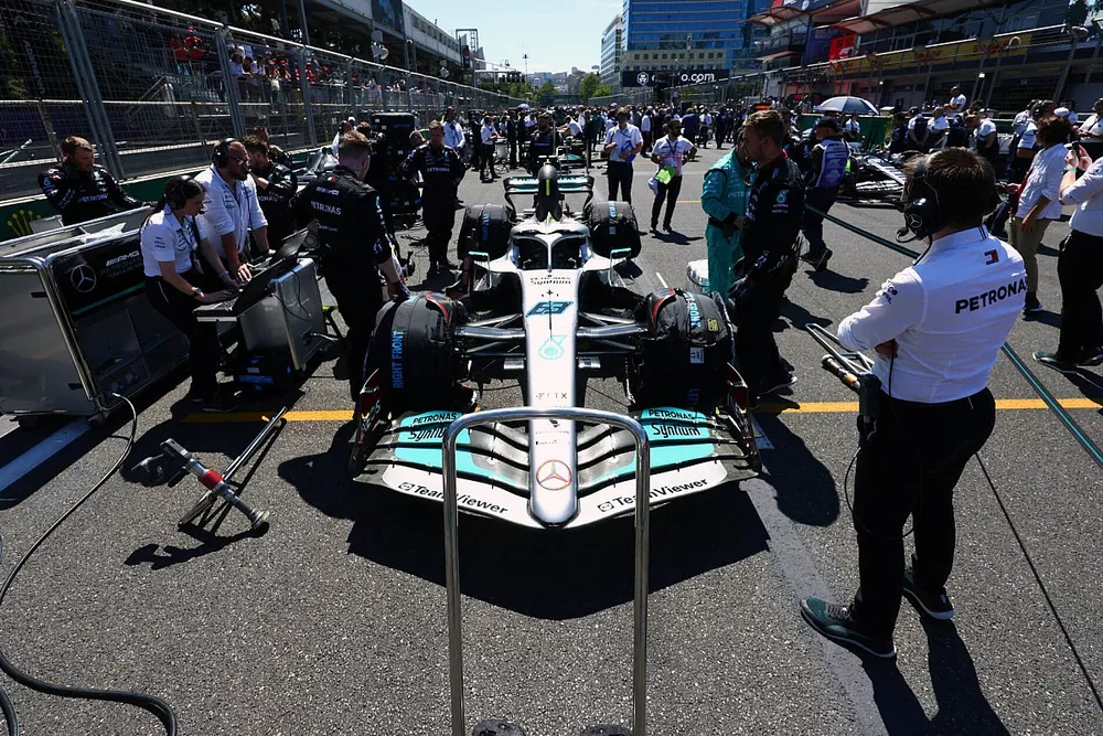 Des m&eacute;caniciens avec la monoplace de George Russell, Mercedes W13 sur la grille
