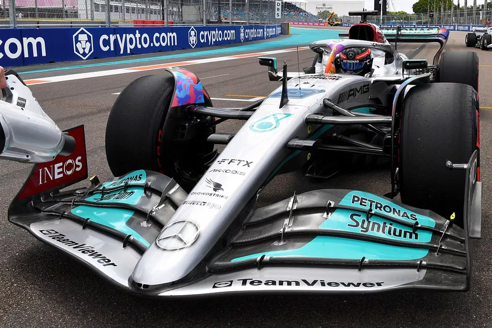 George Russell, Mercedes W13, arrives on the grid