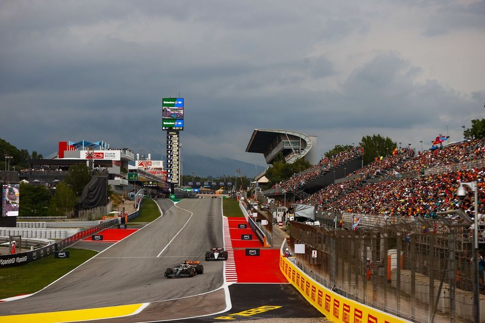 Oscar Piastri, McLaren MCL60, Nyck de Vries, AlphaTauri AT04