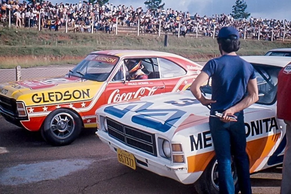 Paulo Gomes (&agrave; esq.) esteve no grid da primeira corrida da Stock Car, em 1979
