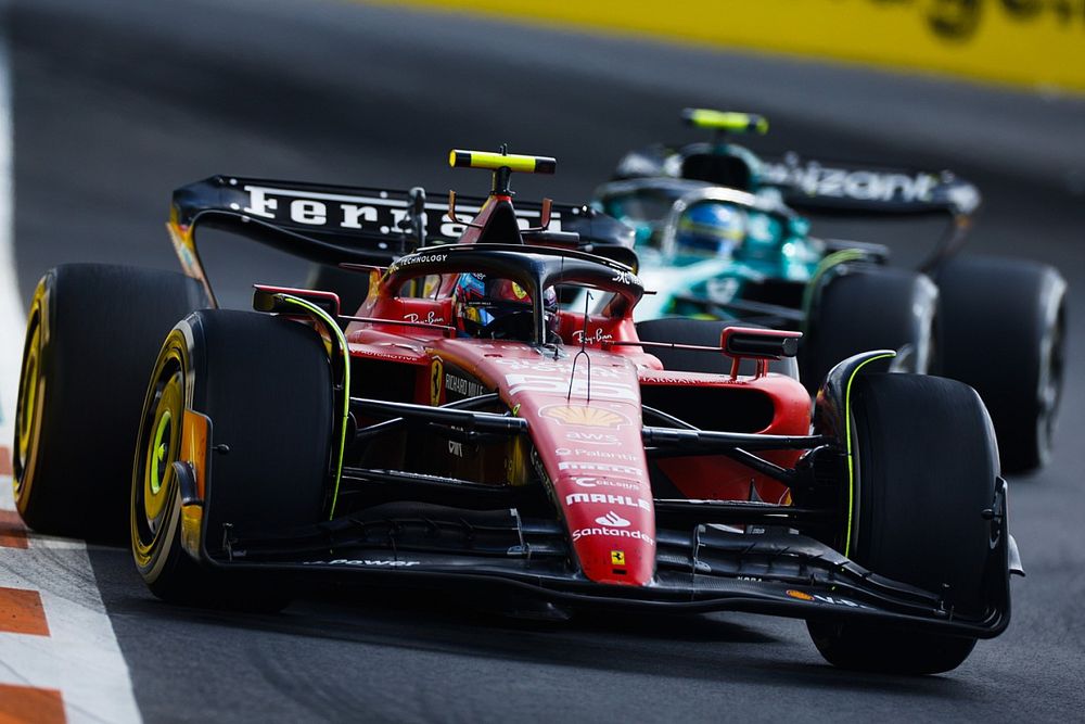 Carlos Sainz, Ferrari SF-23, Fernando Alonso, Aston Martin AMR23