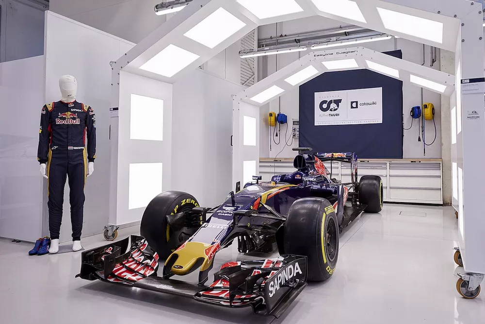 STR11 Formule 1-auto en racepak Max Verstappen