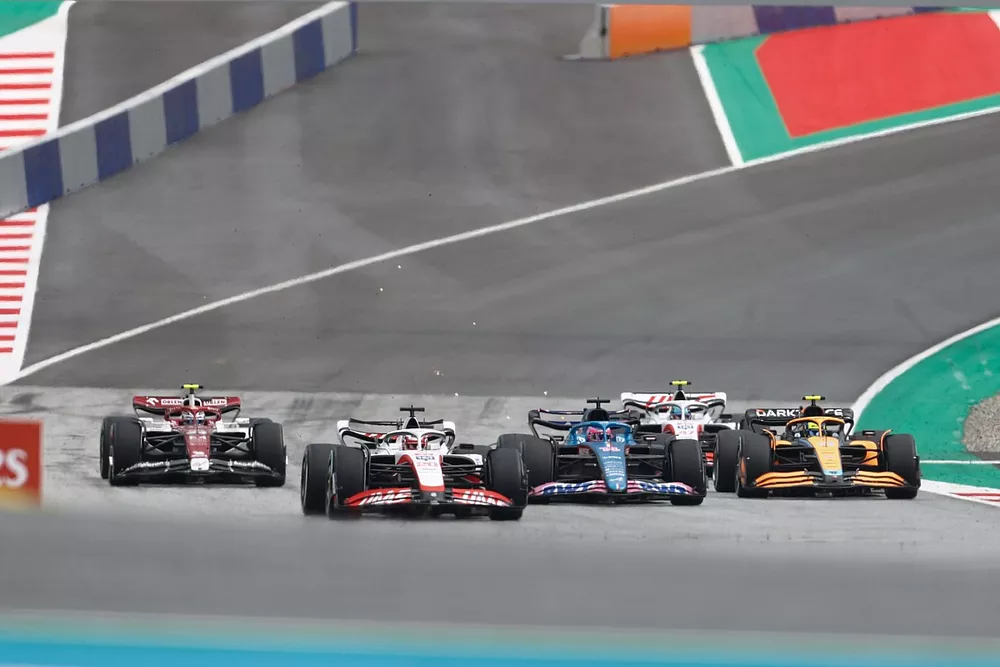 Kevin Magnussen, Haas VF-22, Fernando Alonso, Alpine A522, Lando Norris, McLaren MCL36