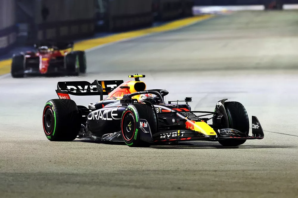 Sergio Perez, Red Bull Racing RB18, Charles Leclerc, Ferrari F1-75