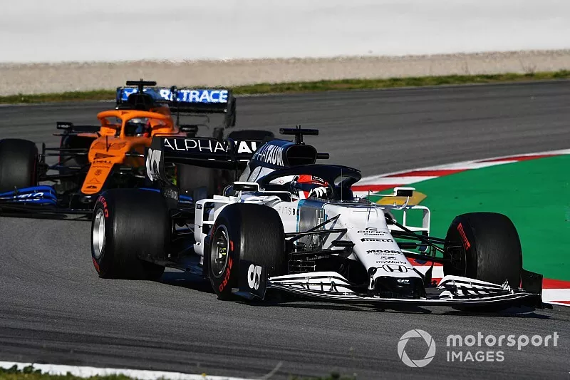 Daniil Kvyat, AlphaTauri AT01, leads Carlos Sainz Jr., McLaren MCL35