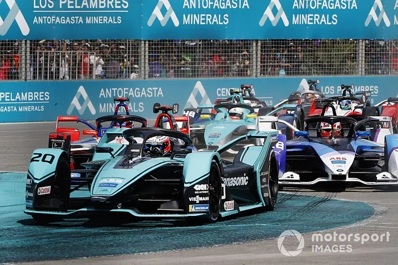Mitch Evans, Jaguar Racing, Jaguar I-Type 4, at the start of the race