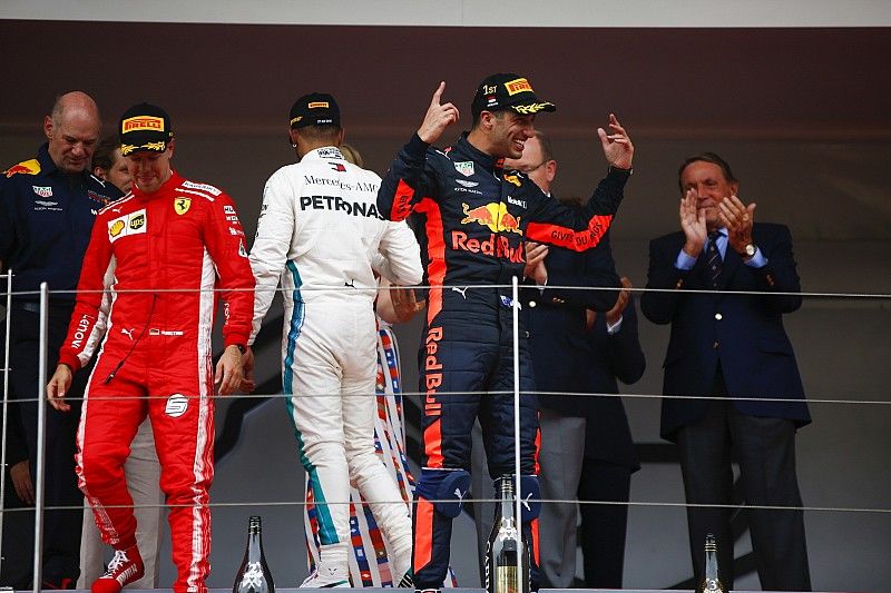 Podio: Daniel Ricciardo, Red Bull Racing, celebra con Adrian Newey, director Red Bull Racing, tercer lugar  Lewis Hamilton, Mercedes AMG F1, y segundo lugar Sebastian Vettel, Ferrari,