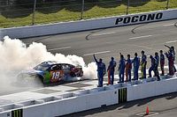Kyle Busch le arrebata la victoria a Daniel Su&aacute;rez en Pocono