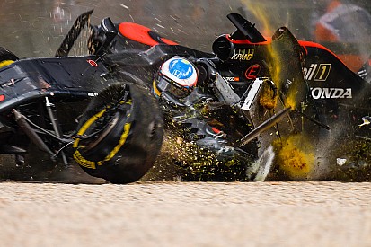 Fotostrecke: Der fürchterliche Unfall von Fernando Alonso in Melbourne