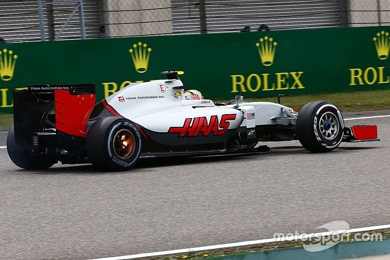 Esteban Gutierrez, Haas F1 Team VF-16, con su freno trasero en llamas