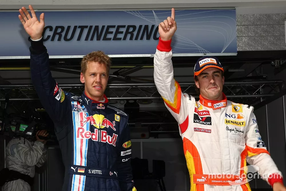 Pole winner Fernando Alonso, Renault F1 Team, with second place Sebastian Vettel, Red Bull Racing