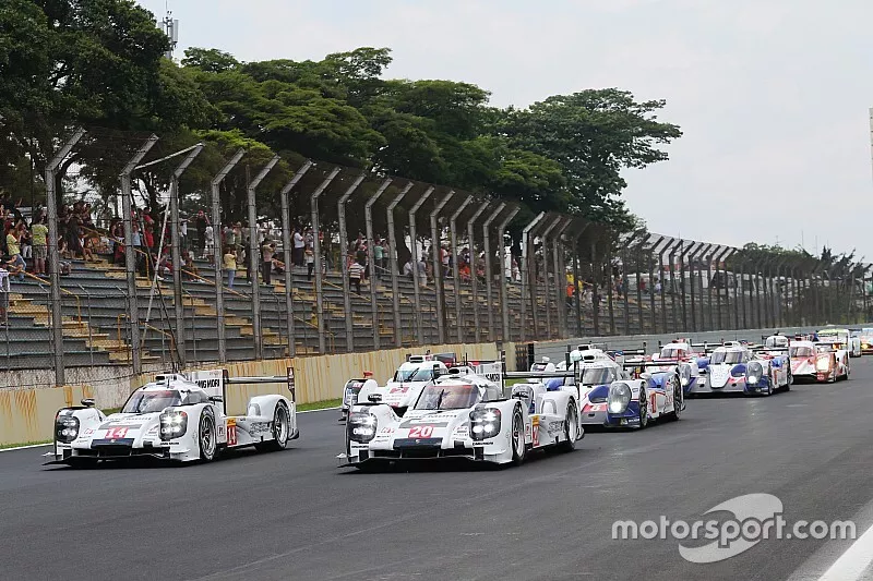 Comienzo: #20 Porsche Team Porsche 919 Hy brid: Mark Webber, Brendon Hartley , Timo Bernhard y #14 P