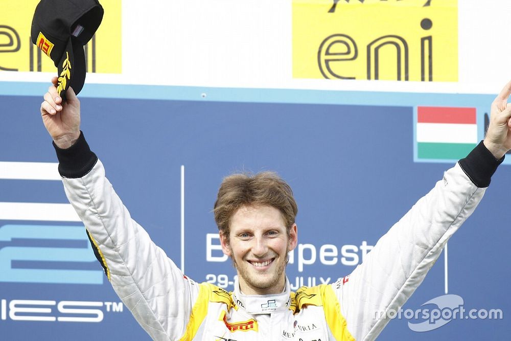 Romain Grosjean festeggia sul podio