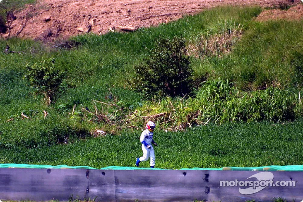 Juan Pablo Montoya corriendo de regreso a los pits