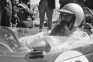 Cuando Jack Brabham se disfrazó con barba y bastón para ganar