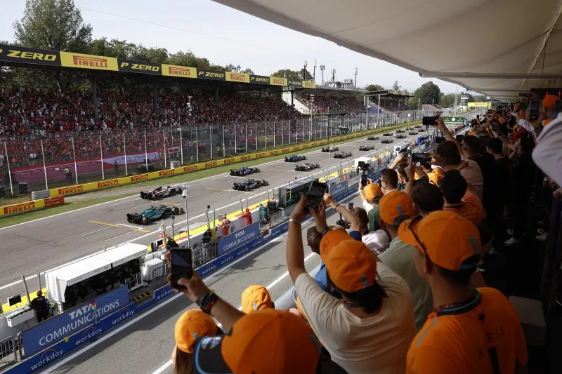 Lewis Hamilton, Mercedes F1 W14, Max Verstappen, Red Bull Racing RB19, Fernando Alonso, Aston Martin AMR23