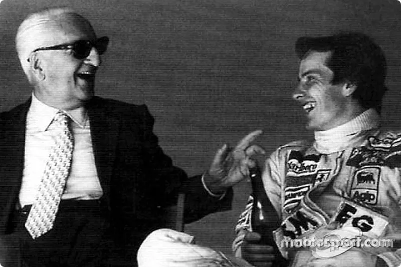Enzo Ferrari et son fils spirituel Gilles Villeneuve partagent une bouteille de Lambrusco apr&egrave;s une s&eacute;ance d'essais