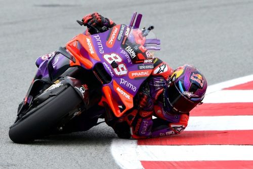 Jorge Mart&iacute;n, sobre su estilo del hombro en el asfalto: "Es b&aacute;sicamente show"