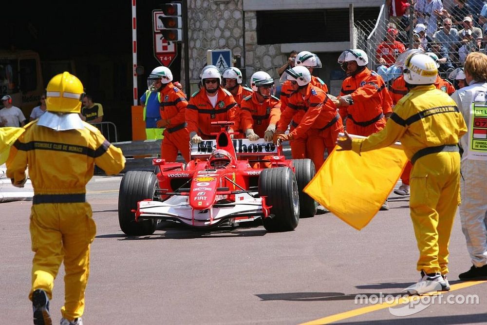 Michael Schumacher empujado al Parc Fermé