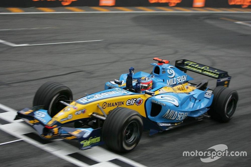 Fernando Alonso cruza la l&iacute;nea de meta y se convierte en el campe&oacute;n del mundo 2005