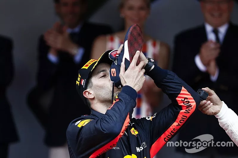 Podio:  ganador de la carrera Daniel Ricciardo, Red Bull Racing, bebe champ&aacute;n de su zapato