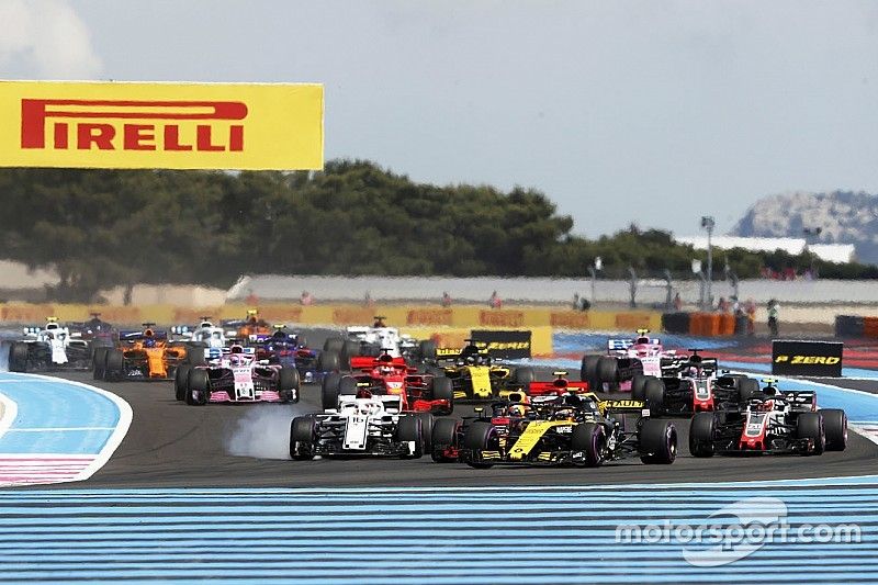 Carlos Sainz Jr., Renault Sport F1 Team R.S. 18, por delante de Daniel Ricciardo, Red Bull Racing RB14, Kevin Magnussen, Haas F1 Team VF-18, Charles Leclerc, Sauber C37, Kimi Raikkonen, Ferrari SF71H, Romain Grosjean, Haas F1 Team VF-18, Sebastian Vettel, Ferrari SF71H, y el resto