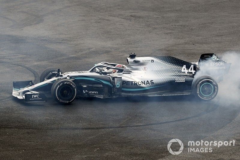 Lewis Hamilton, Mercedes AMG F1 W10, hace donuts tras la carrera
