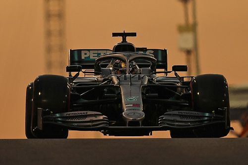 Hamilton: "Mis experimentos hacen del Mercedes un coche err&aacute;tico"