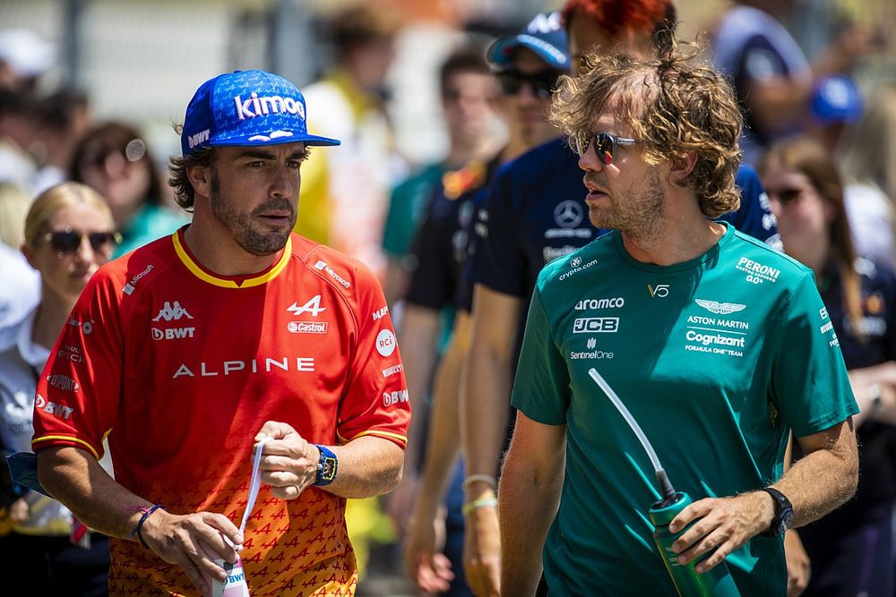 Fernando Alonso, Alpine A522 and Sebastian Vettel, Aston Martin AMR22, on the drivers parade  