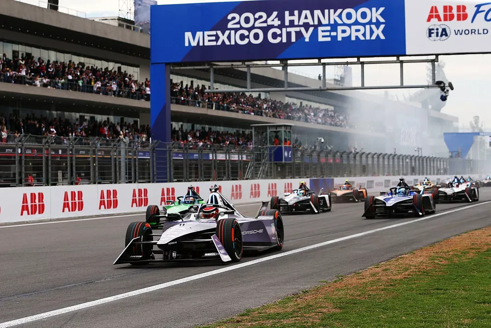 Pascal Wehrlein, Porsche, Porsche 99X Electric Gen3, Sebastien Buemi, Envision Racing, Jaguar I-TYPE 6, Mitch Evans, Jaguar Racing, Jaguar I-TYPE 6, Nick Cassidy, Jaguar TCS Racing, Jaguar I-TYPE 6, Jake Hughes, McLaren, e-4ORCE 04, the rest of the field at the start