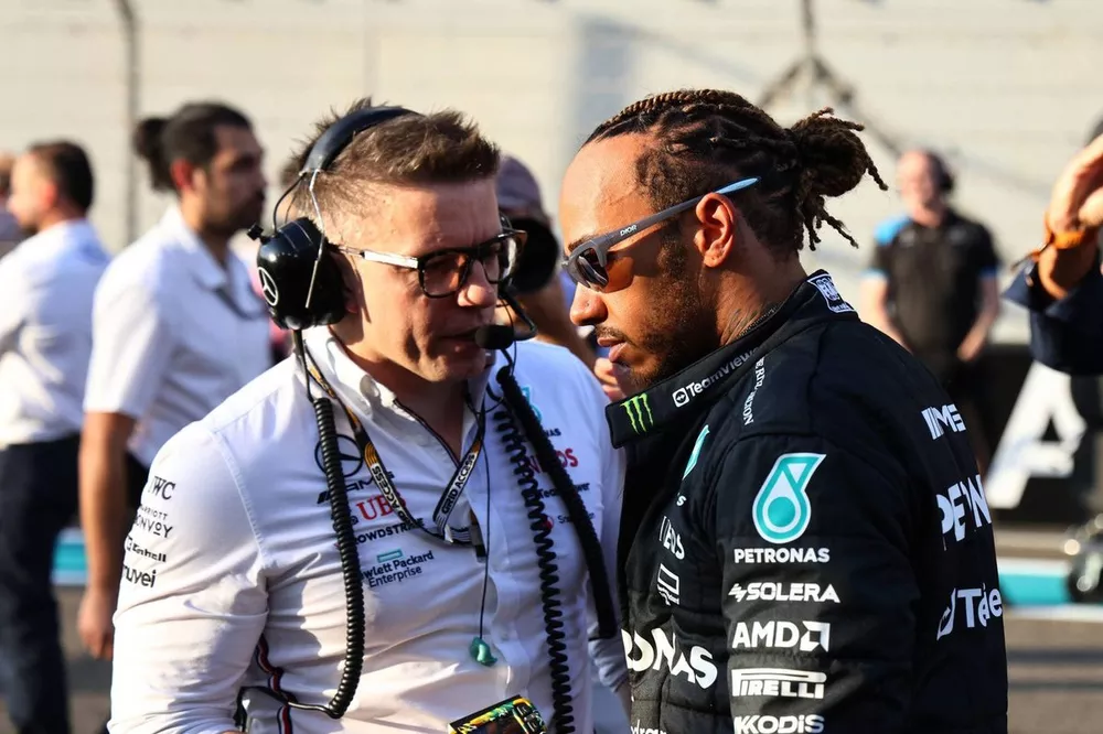 Peter Bonnington, Senior Race Engineer, Mercedes AMG, Lewis Hamilton, Mercedes-AMG, on the grid