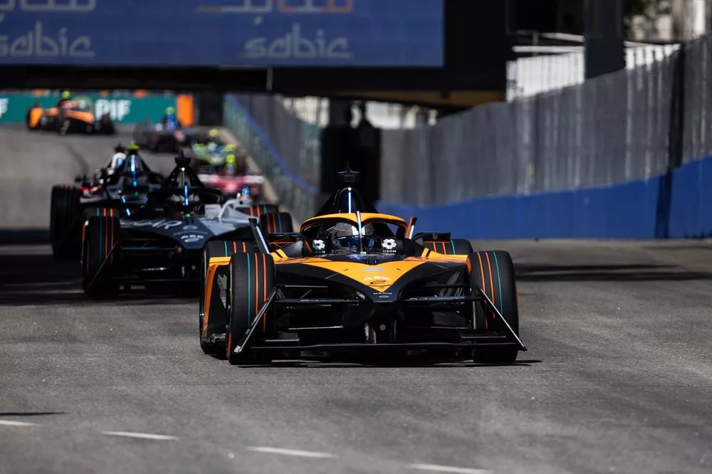 Sam Bird, NEOM McLaren Formula E Team, e-4ORCE 04, Mitch Evans, Jaguar Racing, Jaguar I-TYPE 6