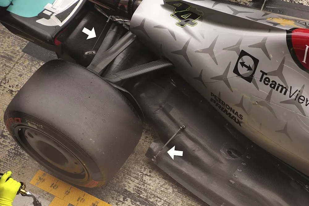 Gros plan sur l'arri&egrave;re du fond plat de la Mercedes W13