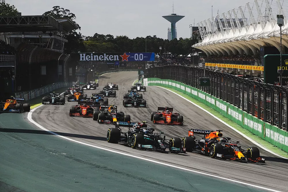 Max Verstappen, Red Bull Racing RB16B, Valtteri Bottas, Mercedes W12, Sergio Perez, Red Bull Racing RB16B, Charles Leclerc, Ferrari SF21, Carlos Sainz Jr., Ferrari SF21, en de rest van het veld bij de start