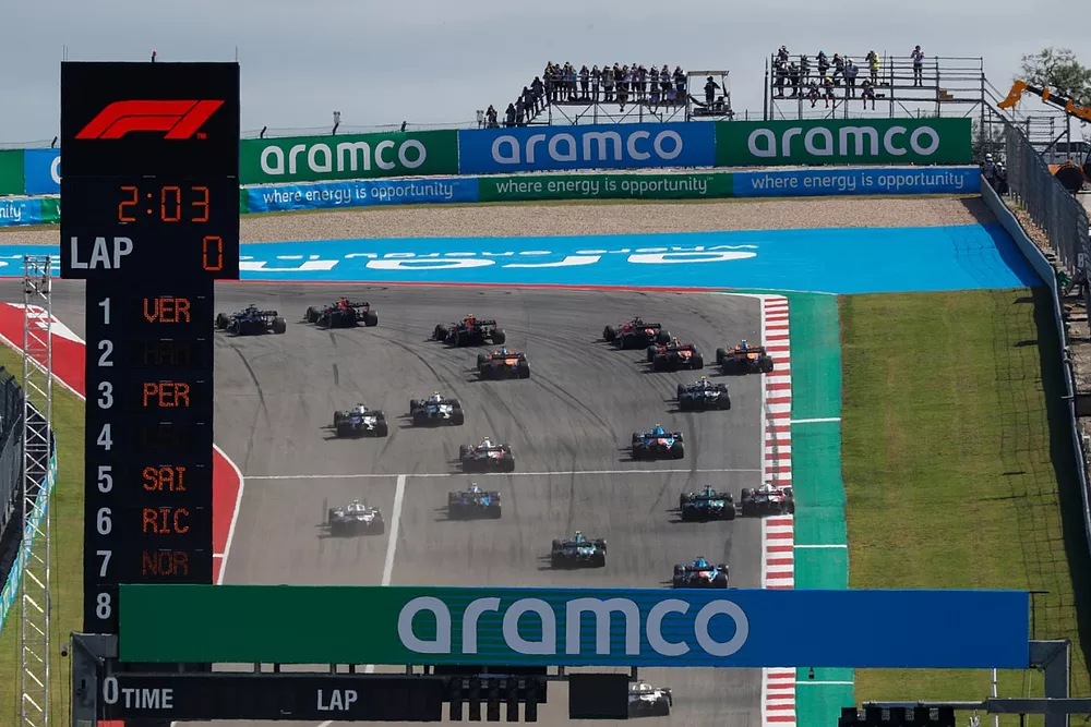 Lewis Hamilton, Mercedes W12, Max Verstappen, Red Bull Racing RB16B, Sergio Perez, Red Bull Racing RB16B, Charles Leclerc, Ferrari SF21, Carlos Sainz Jr., Ferrari SF21, Daniel Ricciardo, McLaren MCL35M, and the rest of the field at the start