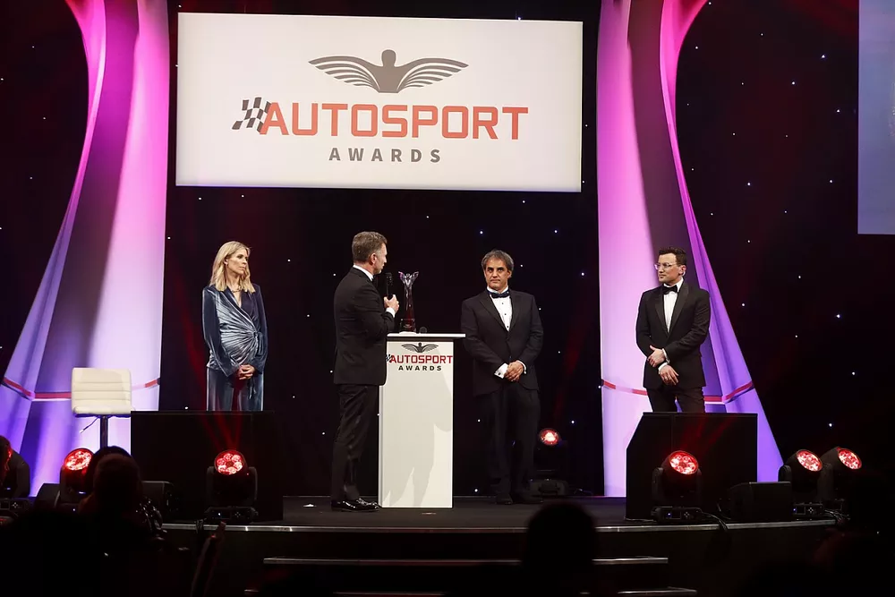Christian Horner recoge el International Racing Driver Award de manos de Juan Pablo Montoya en nombre de Max Verstappen