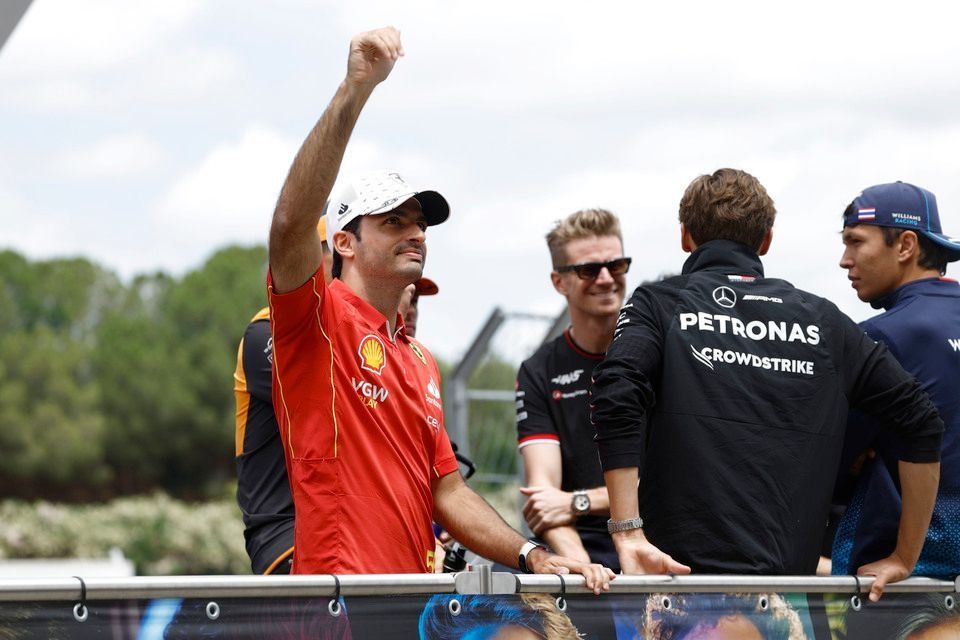Carlos Sainz, Scuderia Ferrari, saluda a los aficionados en el desfile de pilotos