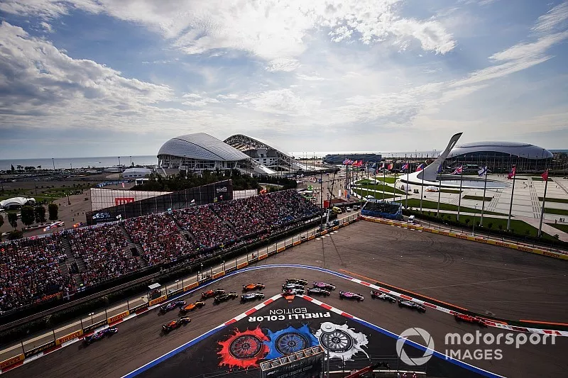 Kimi Raikkonen, Ferrari SF71H, Kevin Magnussen, Haas F1 Team VF-18, Charles Leclerc, Sauber C37, Esteban Ocon, Racing Point Force India VJM11, Sergio Perez, Racing Point Force India VJM11, Romain Grosjean, Haas F1 Team VF-18, Marcus Ericsson, Sauber C37, Lance Stroll, Williams FW41, Carlos Sainz Jr., Renault Sport F1 Team R.S. 18 al inicio