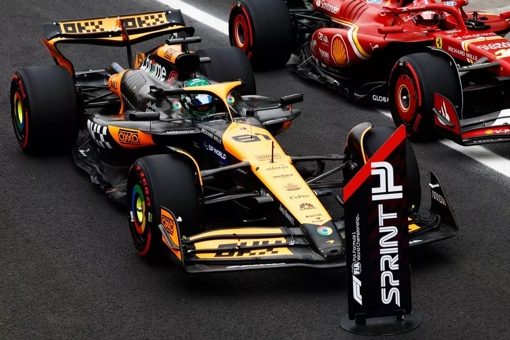 Oscar Piastri, McLaren MCL38, arrive dans le parc fermé